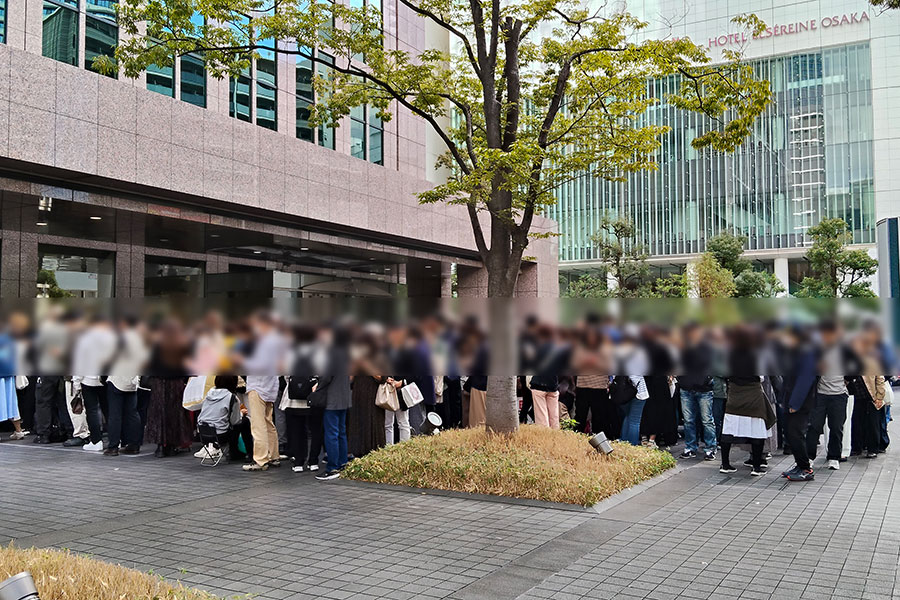 「万博オフィシャルストア ジュンク堂書店堂島アバンザ店」10時のオープン後も、ビル前では行列が続いた（10月24日・11時30分／大阪市北区）