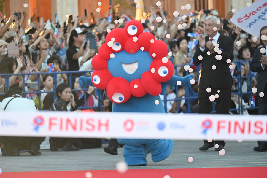 ゴールテープに向かって走るミャクミャク（10月13日・16時50分頃 Lmaga.jp撮影）