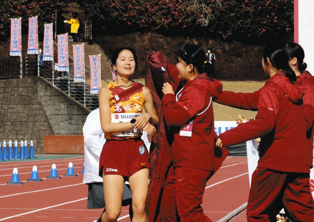 アンカーの橋本を迎える名城大の選手ら