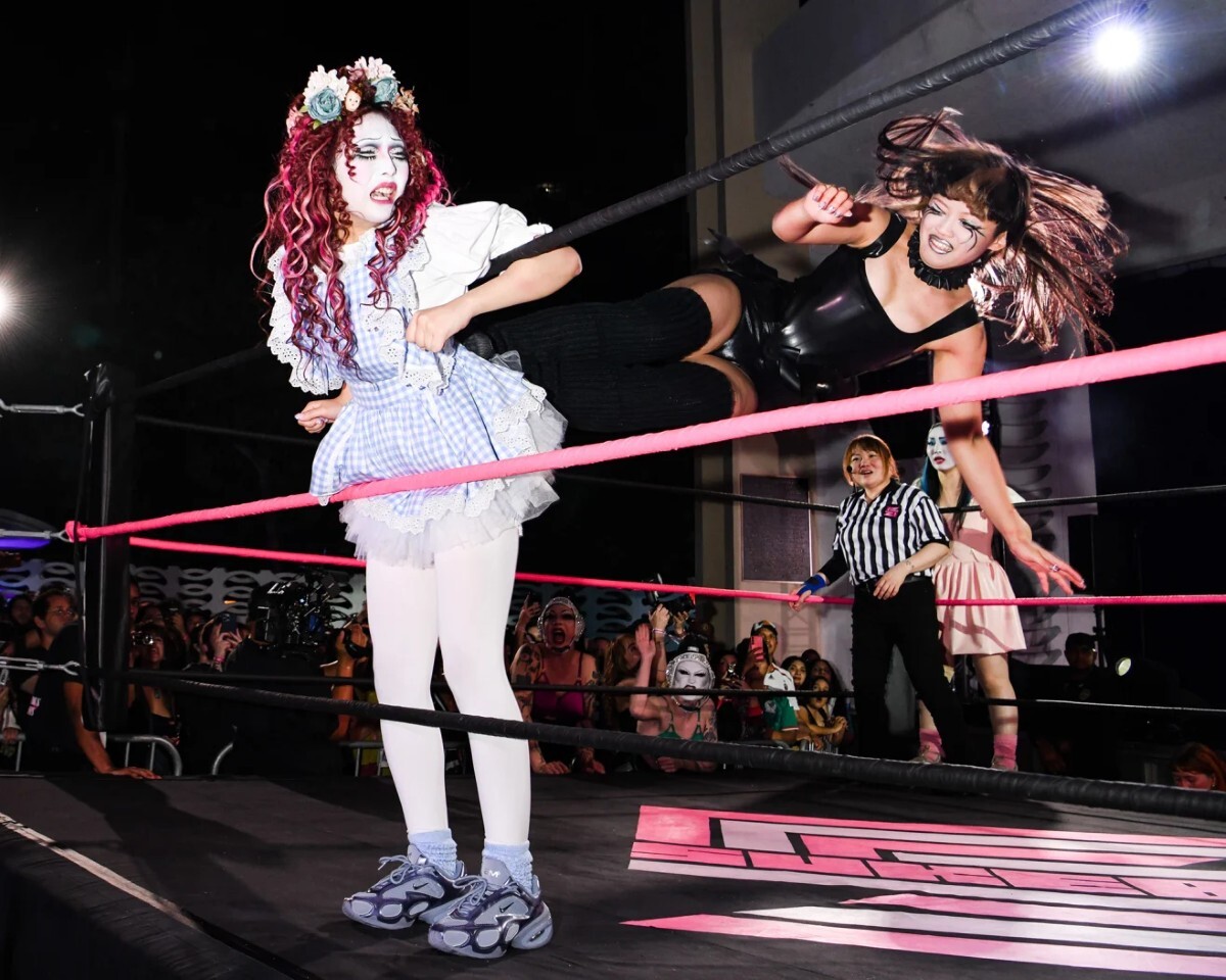 4試合目の途中、瀬戸レア伯爵夫人がデリリアス・ドリーに飛び蹴りを浴びせる様子/Deonté Lee/BFA.com/Sukeban