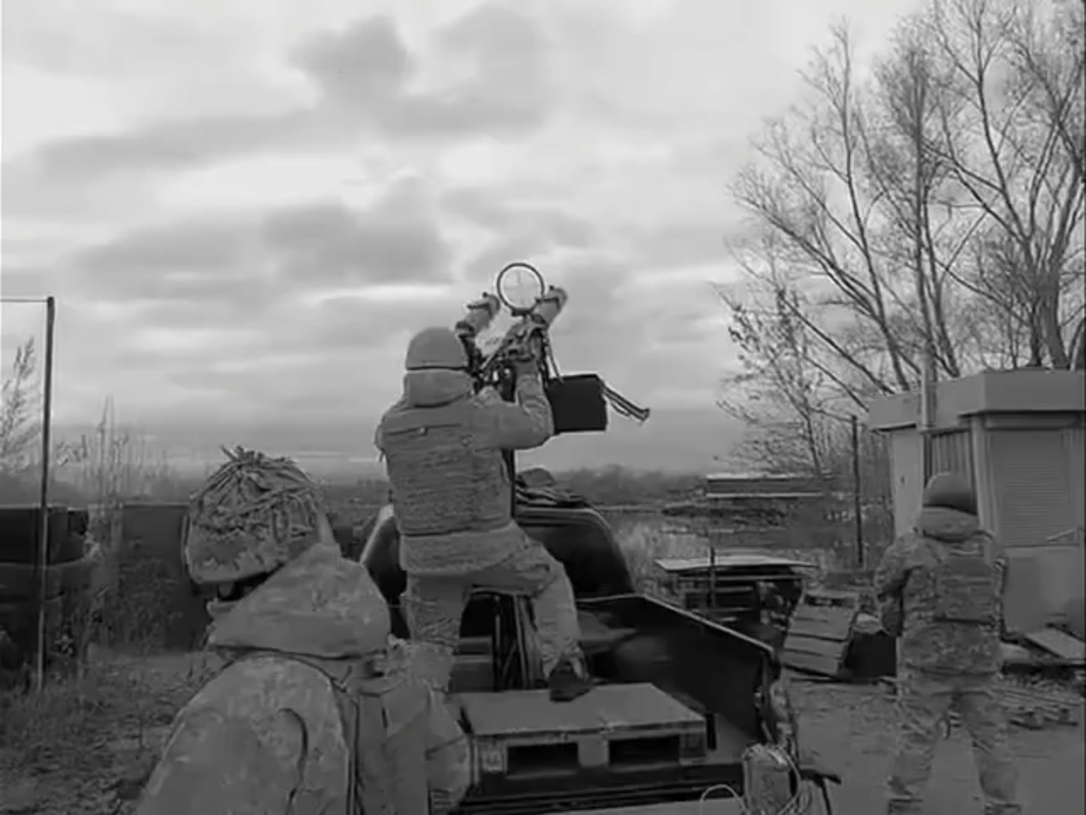 第112領土防衛旅団のウクライナ兵士が2丁のマキシム機関銃を使用してロシアのシャヘド無人機を撃墜。 2025 年 12 月 25 日公開