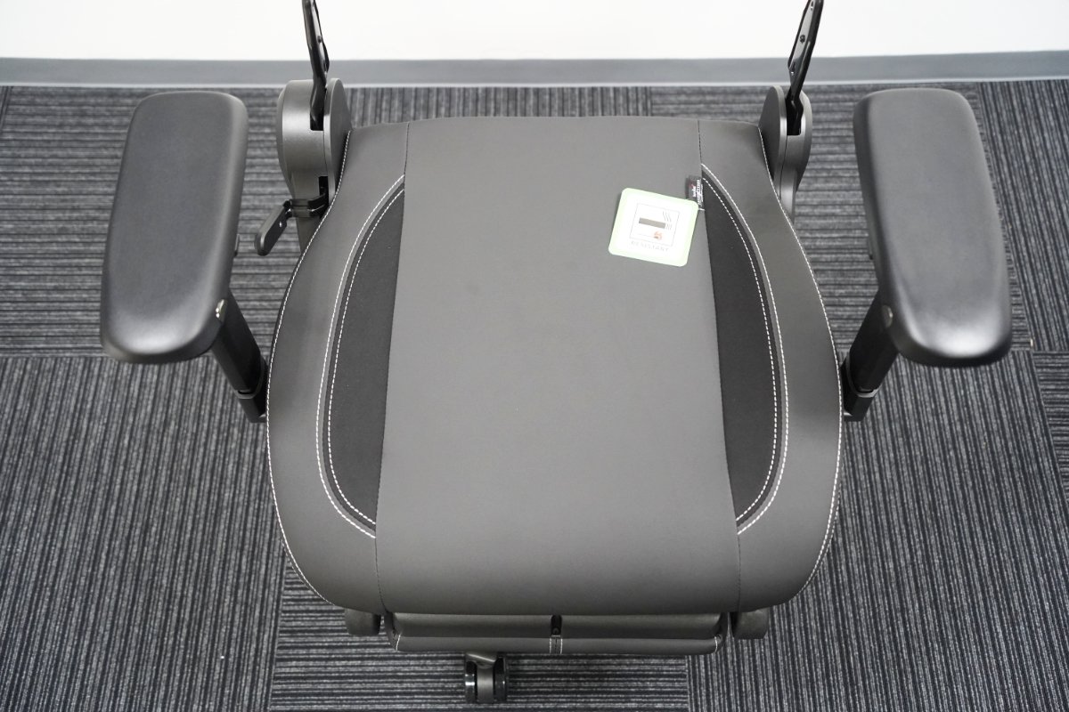 座面素材はPUレザーと撥水ファブリック