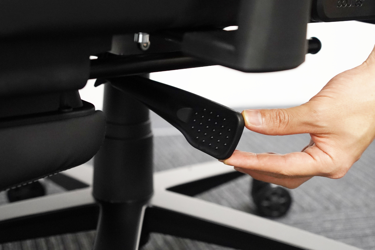 座面下の左側にあります