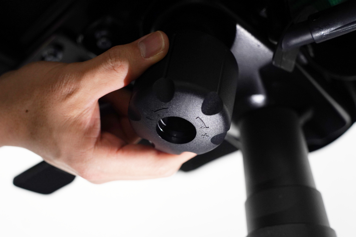 座面下に潜り込まないと見えない