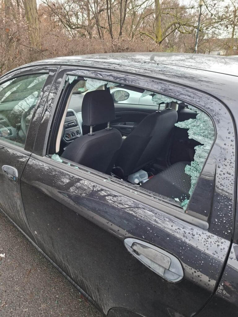 それで彼らは私たちの車を盗んだ