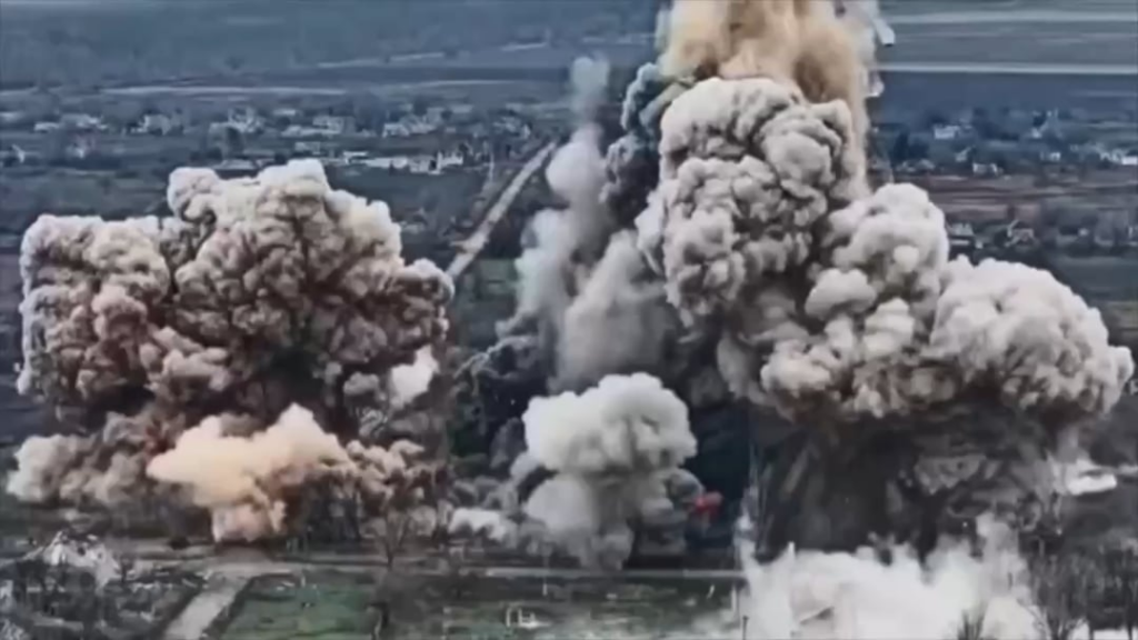 ドニプロペトロウシク地方ノヴォピホロドネで、ロシア兵が占拠していた建物の遠隔地からの大規模爆発。