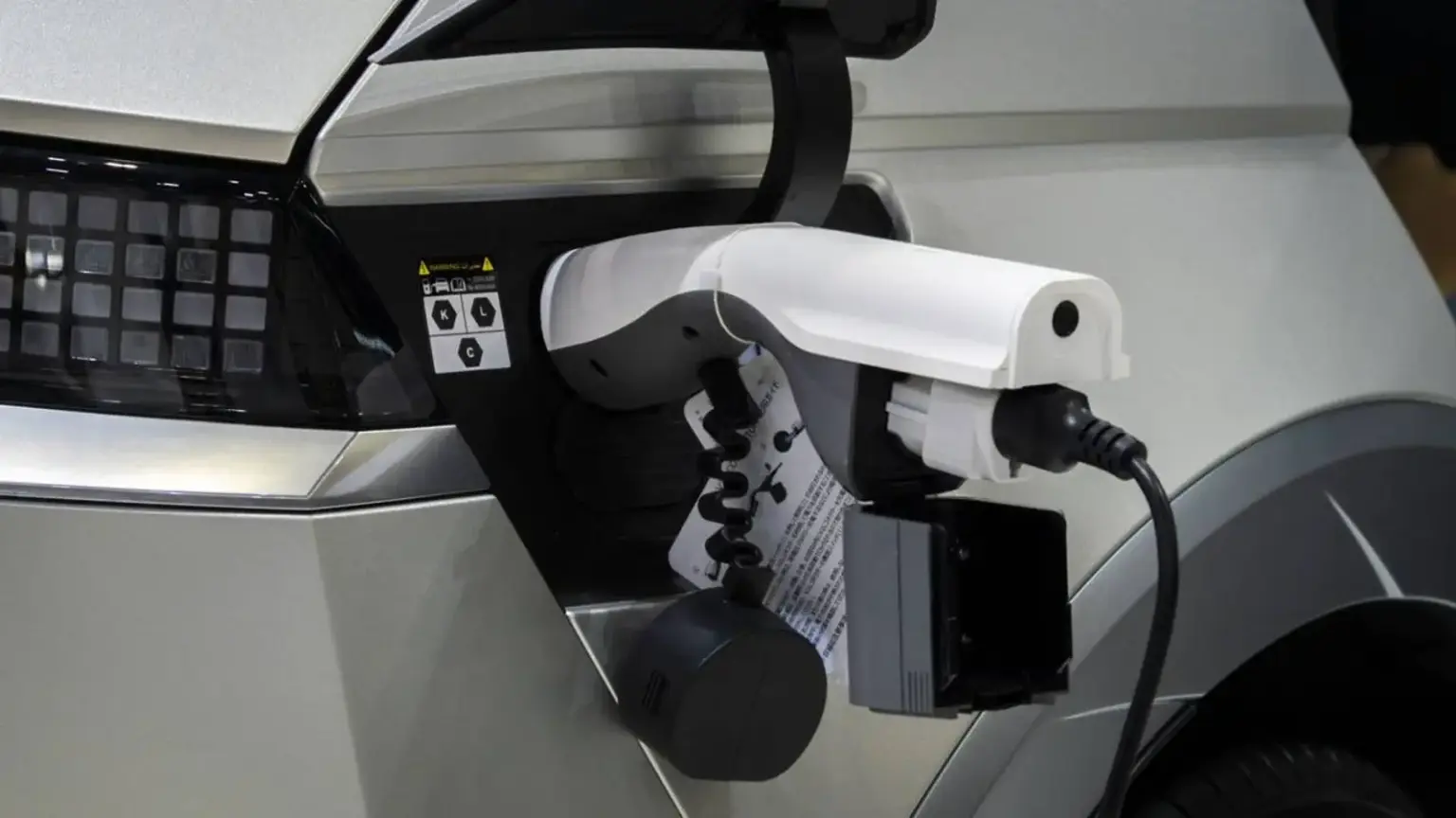 ドイツEV市場の再始動: 低中所得向け補助金と輸入リスク、2026年開始案の真価を検証