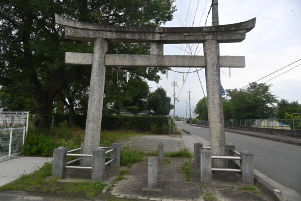 国登録有形文化財に指定された玉田神社の一の鳥居　2023年7月8日　撮影：MKタクシー