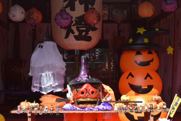 ハロウィン仕様の玉田神社拝殿　2023年10月28日　撮影：MKタクシー