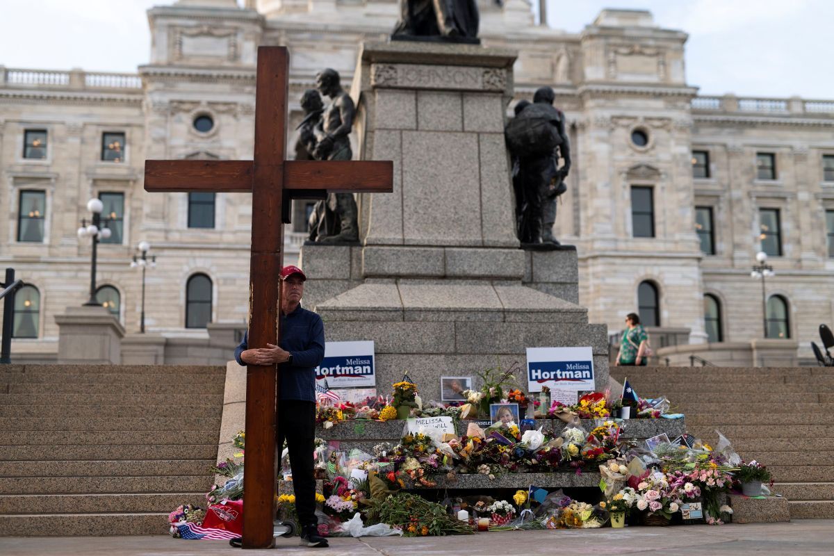 25年6月18日、銃撃事件で死亡したミネソタ州下院の民主党議員の追悼行事に参加＝同州セントポール/Stephen Maturen/Getty Images