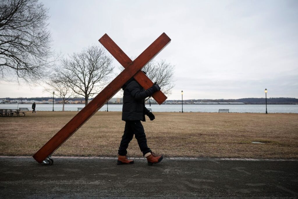 悲嘆に暮れる地域社会へやってくる3メートルの十字架、背負って歩く男性に話を聞く　米国 - CNN.co.jp