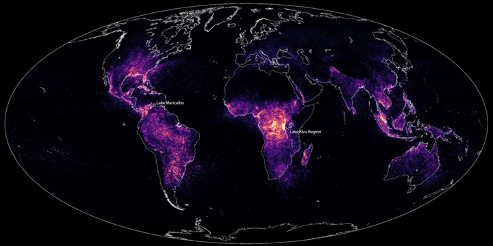 写真：世界での落雷発生率を示す地図では、ルワンダを含むアフリカ赤道付近の発生率が高いことが分かる。画像提供：NASA Earth Observatory（Lauren Dauphin撮影、Peterson, et al. (2021) の未加工データを使用）
