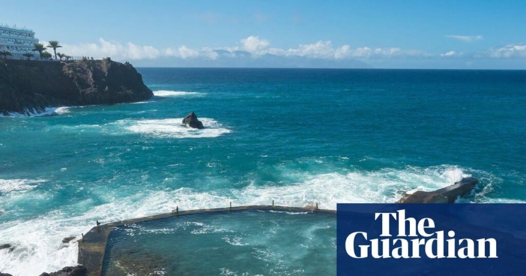 テネリフェ島の強力な波により、海のプールから流され、水泳選手4人が死亡 |スペイン |ガーディアン