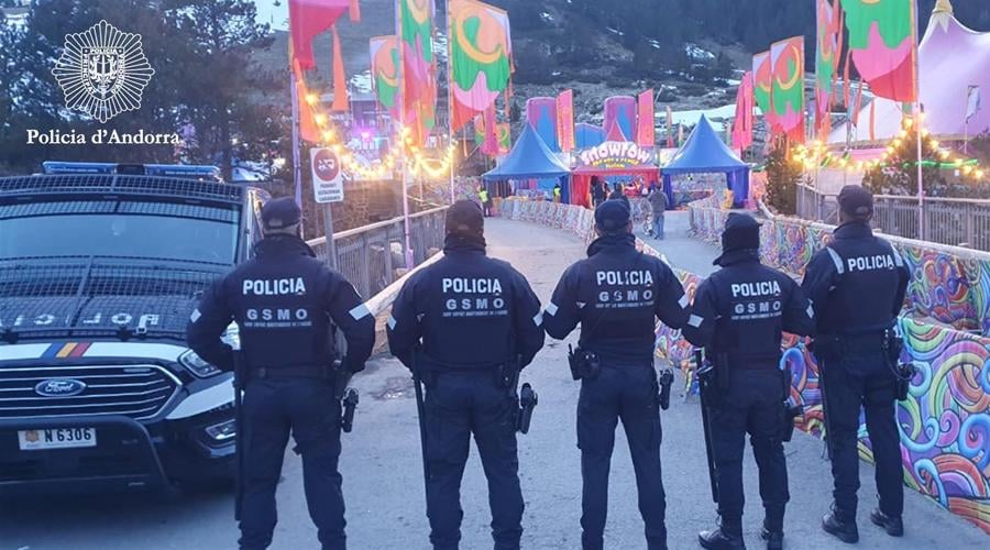 アンドラでは、消防士と警察官の収入は教師よりも平均で 50% 高い