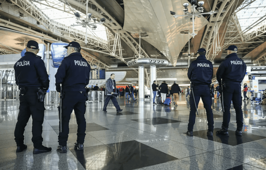 リスボンの空港で10キロの「コカ」を抱えた住民