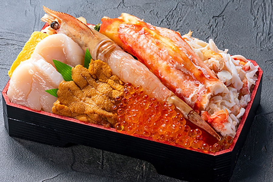「海のや」の道産特大ぼたん海老と大玉ほたて入り弁当（1折5940円）は限定各日20個