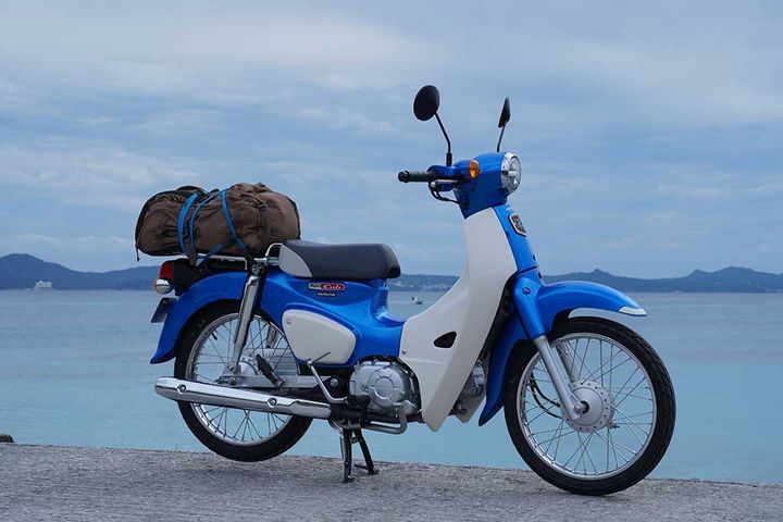 沖縄で「白い砂のアクアトープ」聖地巡礼！カブ110で巡る旅