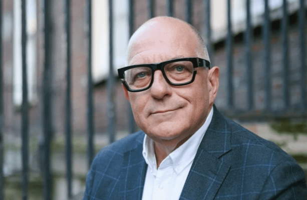 建築家でRTÉプレゼンターのヒュー・ウォレス氏が68歳で死去 · TheJournal.ie