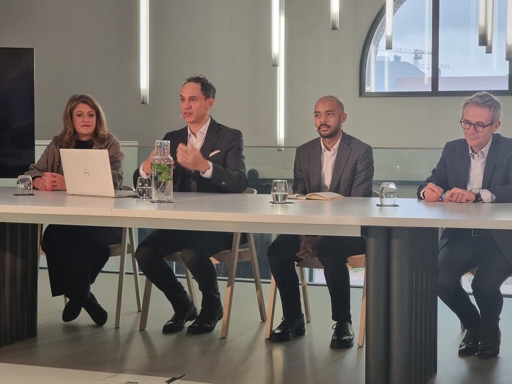 クラウディオ・ロヴェレ氏（中央）。周囲にはカリーヌ・フランクレ（オーベルヴィリエ市長）、ギヨーム・ムーカラ（コンサルティング会社アステレス）、ステファン・トルーセル（セーヌ＝サン＝ドニ県議会議長）