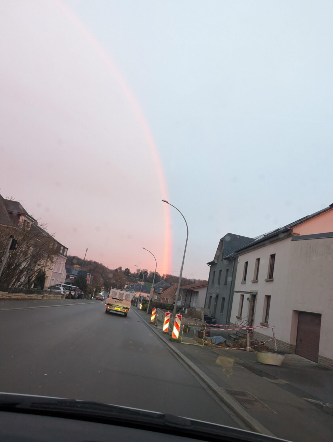 雨も太陽も無いのに虹??