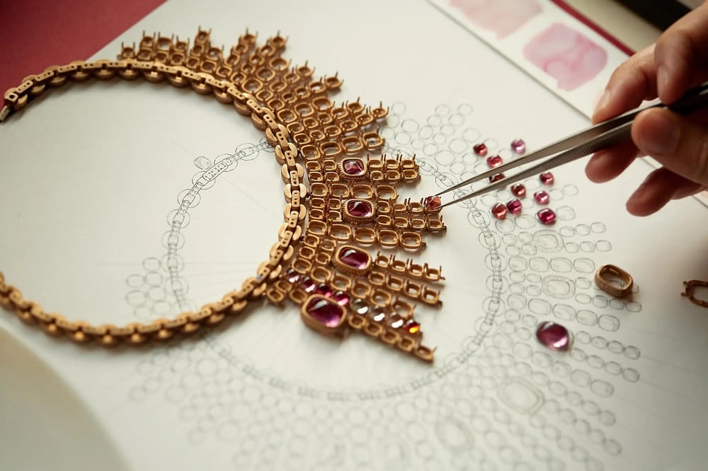 ポメラートは参加者に石の選び方に関する講義を行います。