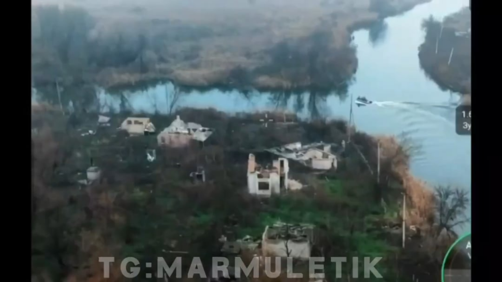 ウクライナ海兵隊がボートに乗ったロシア人を攻撃するためにドローンで投下した手榴弾を使用した