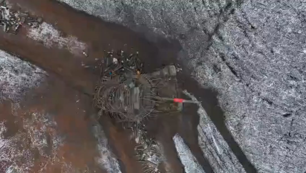ノヴォパブリウカ戦線からのごく最近の映像、ウクライナの無人機が投下した手榴弾がロシアの戦車を破壊