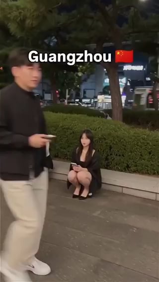 中国広州、夜に綺麗なお姉ちゃん達が列を作って座る