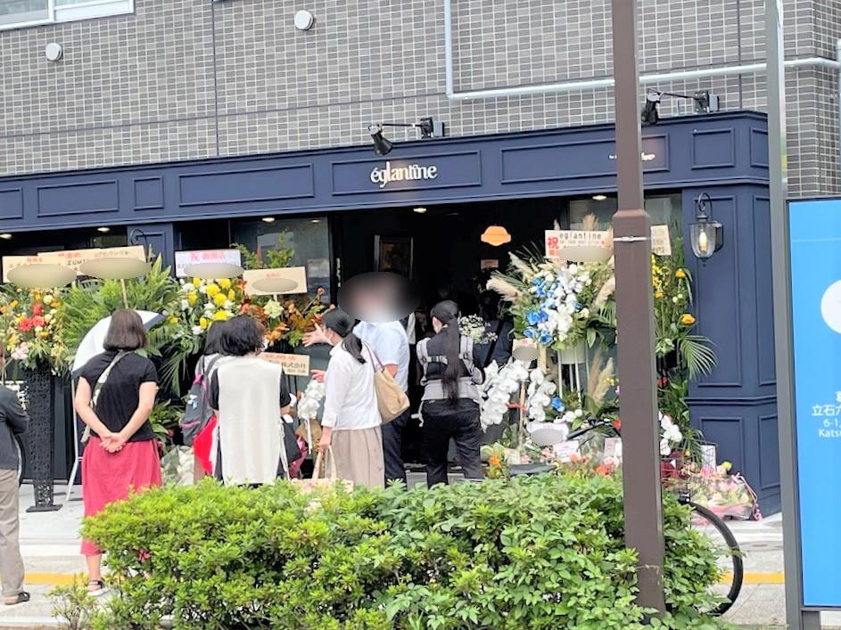 店頭にはたくさんの花とお客さんが