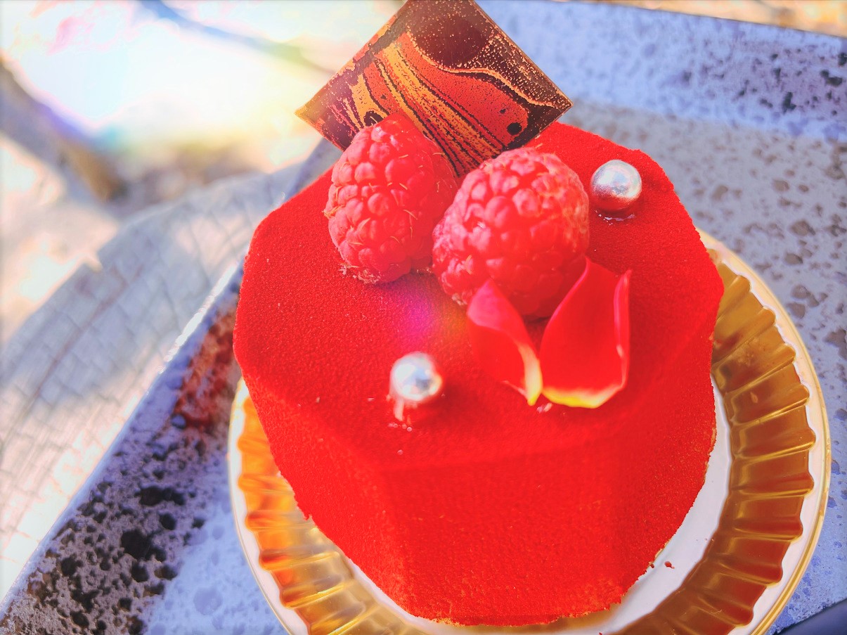 深みのある赤が美しいケーキ