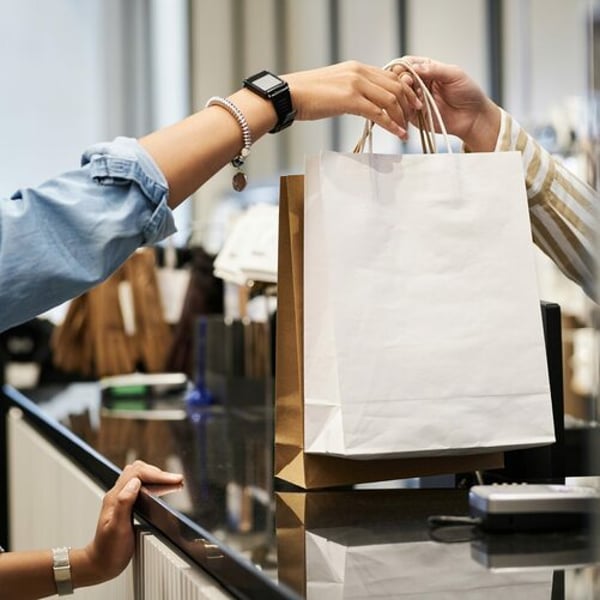 フランスのプレタポルテ業界、崩壊と希望のはざまで2025年を締めくくる - FashionNetwork 日本