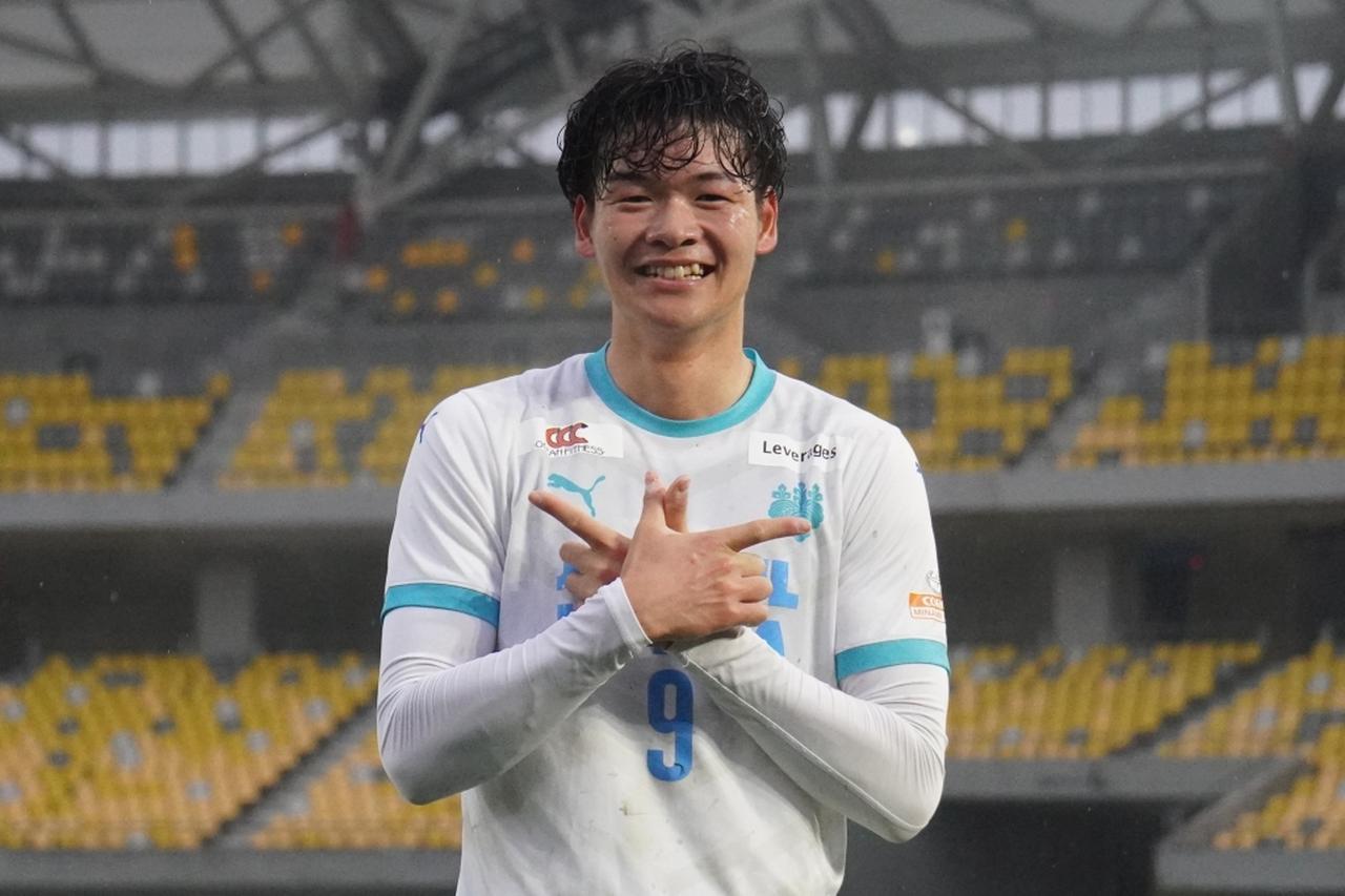 画像: 目標とするヴォルテマーデのセレブレーションを披露した小林（写真　縄手猟）