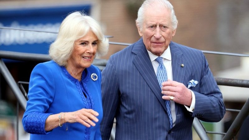 「季節感がない」英国国王夫妻のクリスマスカードに批判殺到｜Pen Online