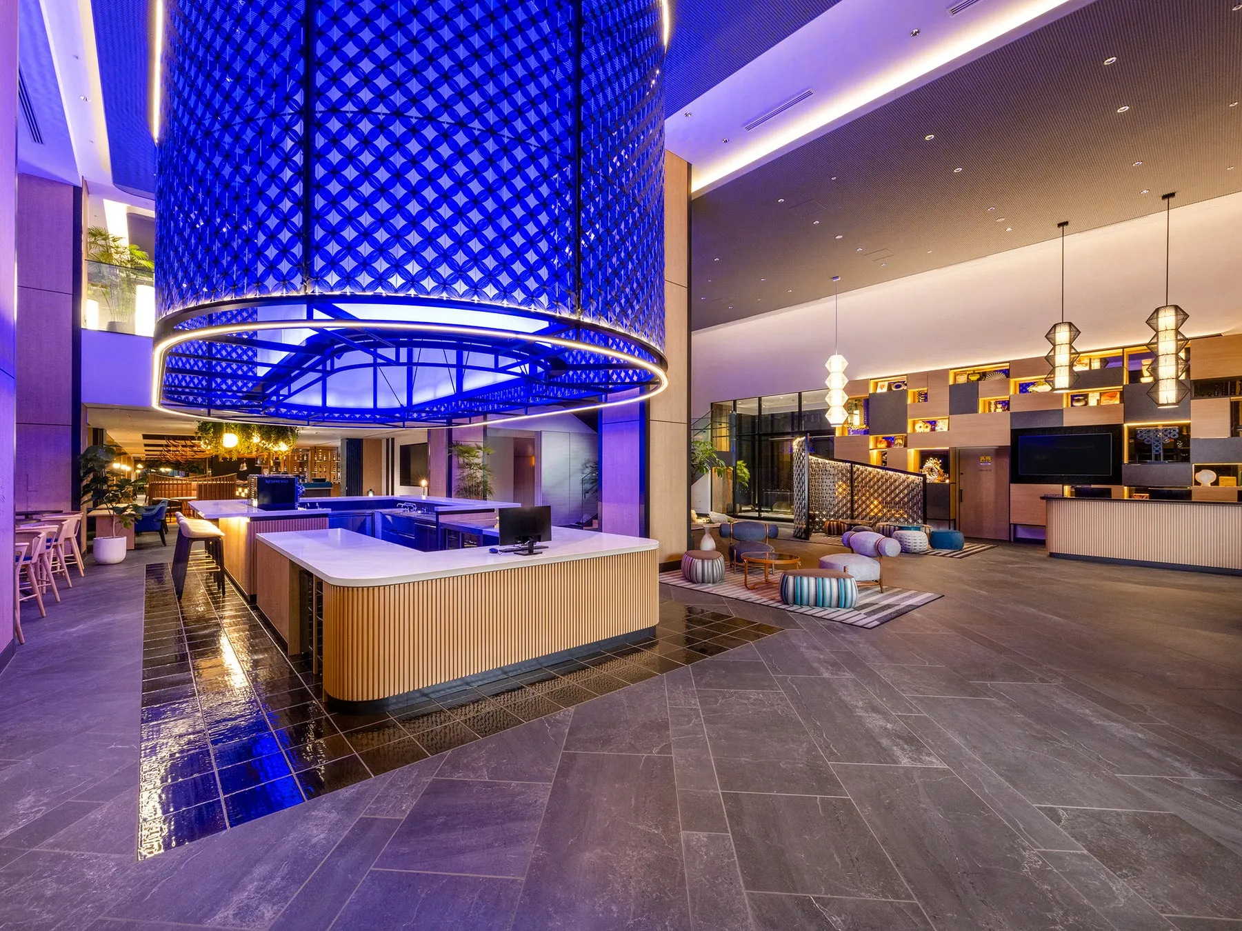 ホテルロビーの美しいインテリア。巨大な青いライトが特徴的で、モダンなデザインと照明が印象的。
