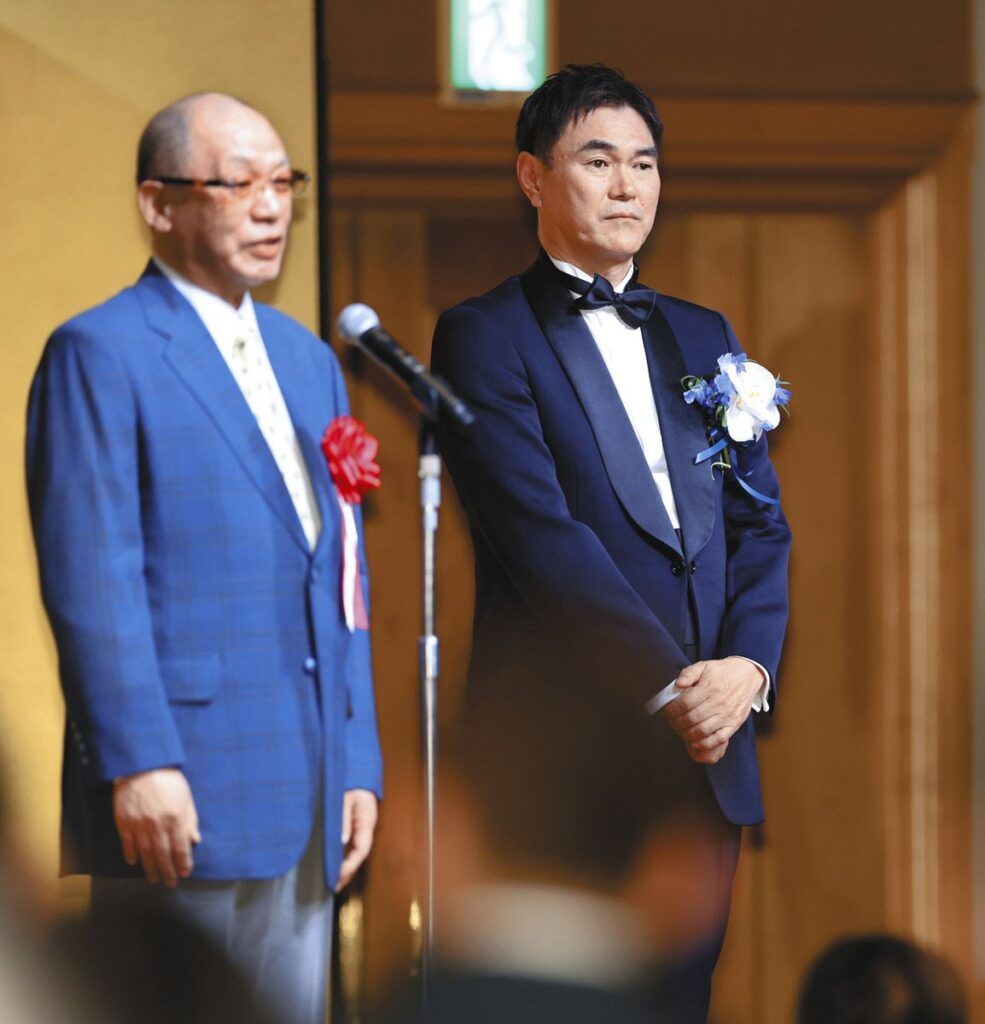 「私は待っています」落合元監督が期待する岩瀬仁紀さんの近未来「一日も早くそういうことが来るように、心の中で念じております」:中日スポーツ・東京中日スポーツ – 中日新聞Web 野球殿堂入りを祝う会で、あいさつする落合博満元監督(左)の話を聞く岩瀬仁紀さん