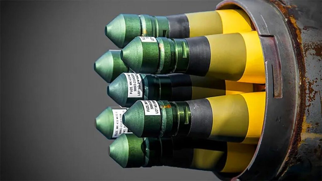 新しい写真では、ウクライナのF-16はレーザー誘導ロケットで武装しているようだ。ウクライナは、ドローンや一部の巡航ミサイルに対するF-16と組み合わせた、低コストで大量の対空能力APKWS IIを非常に必要としている。
