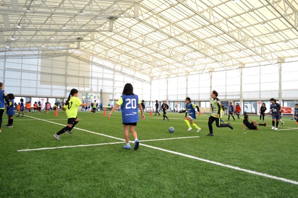 宮崎ダイハツpresentsヴィアマテラス宮崎 ガールズサッカー教室｜地域とつながる活動｜ダイハツ工業株式会社