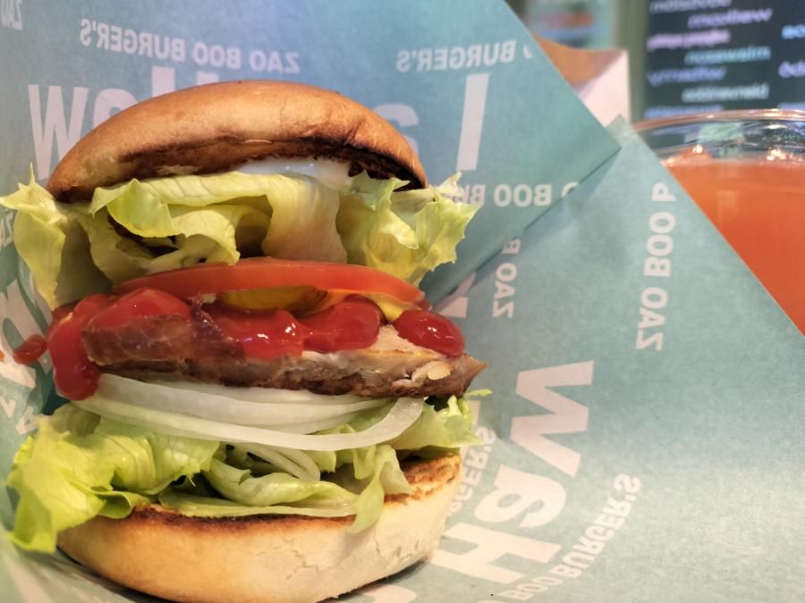 蔵王で味わう肉汁バーガー！ 行列必至の人気バーガー店「ZAO BOO」 | TRILL【トリル】