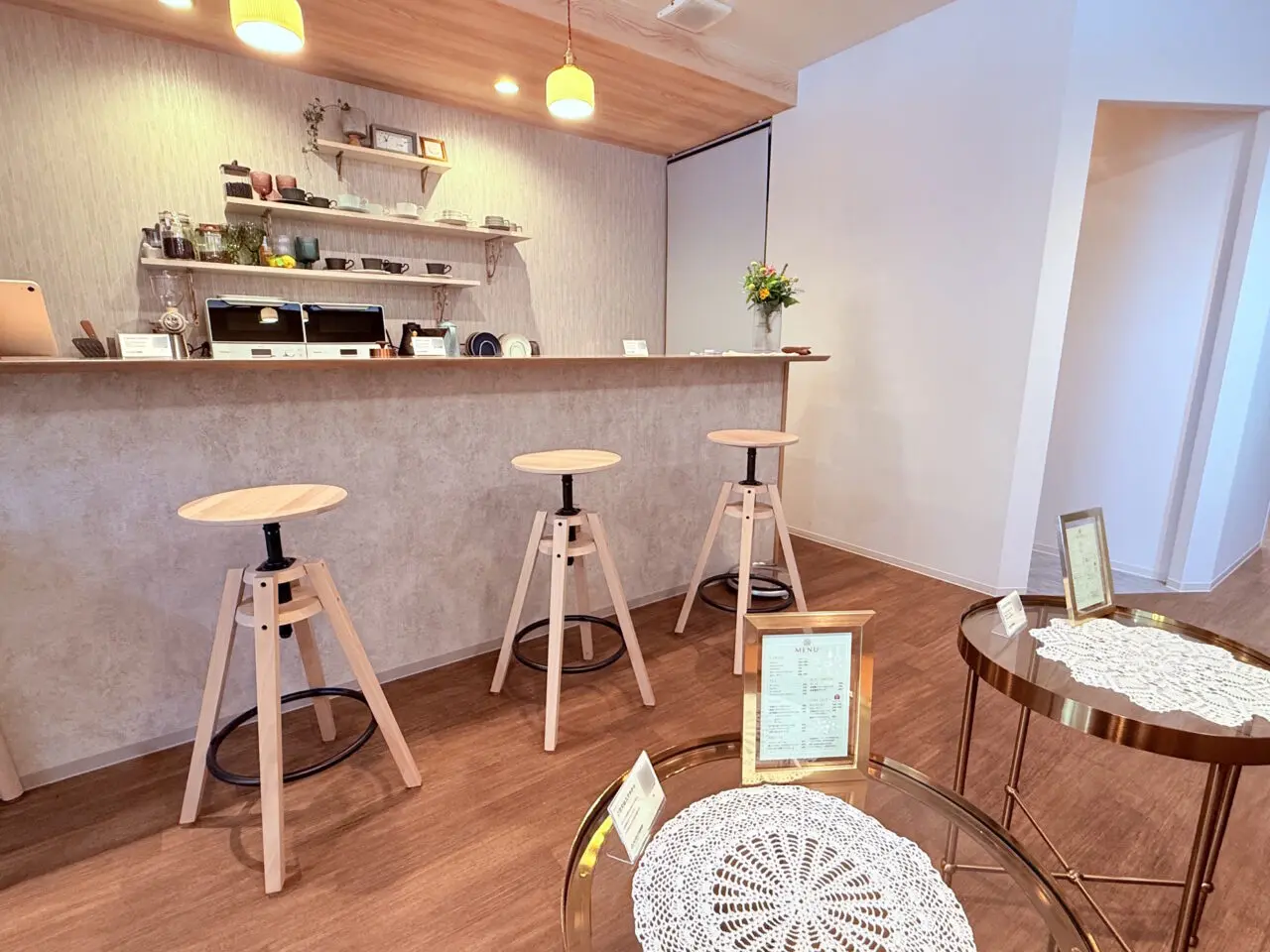 2025年11月21日にオープンしたカフェ×雑貨×レンタルスペースの複合型店舗「Fika Bloom in」の店内の様子
