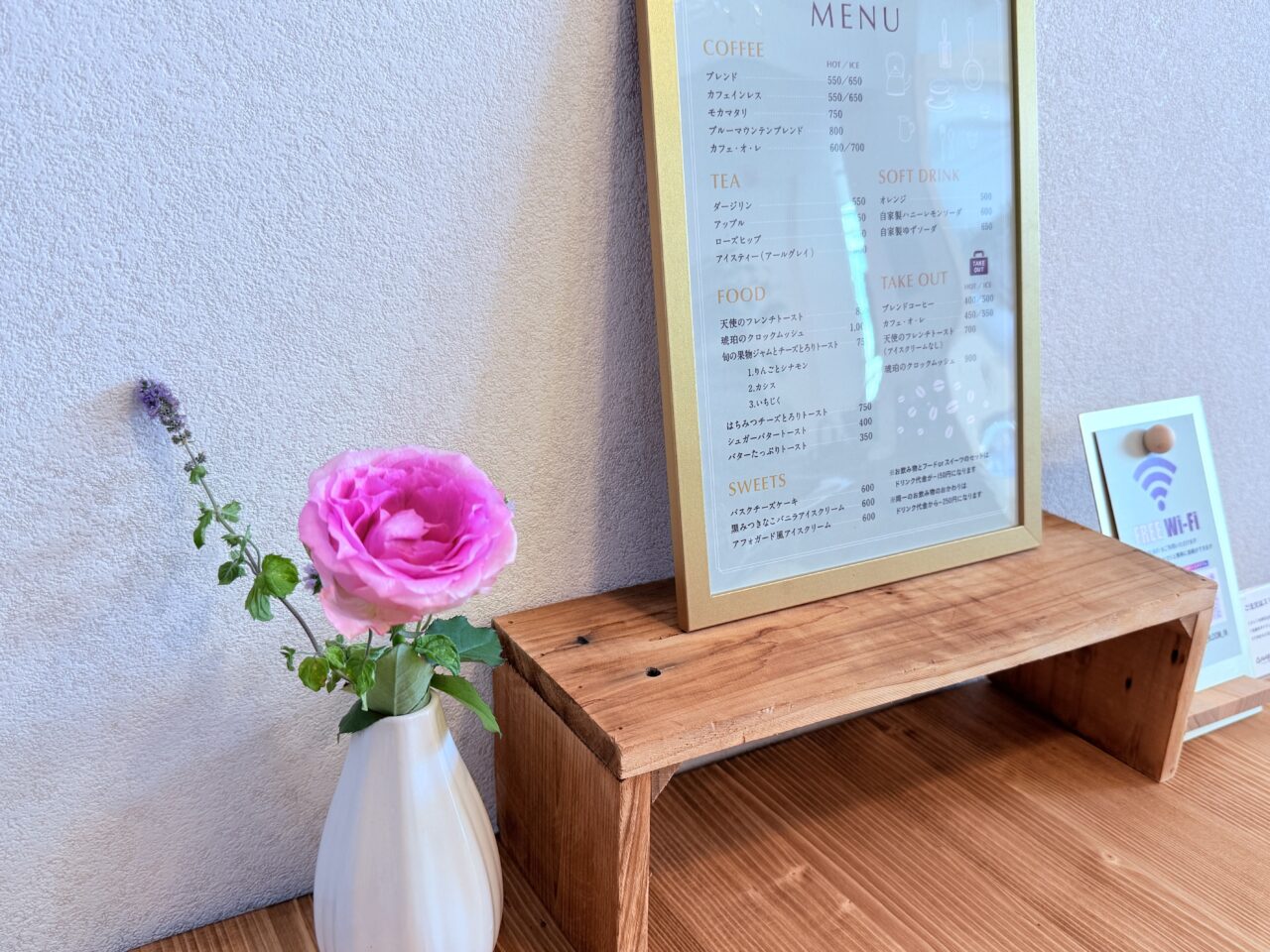 2025年11月21日にオープンしたカフェ×雑貨×レンタルスペースの複合型店舗「Fika Bloom in」の店内の様子