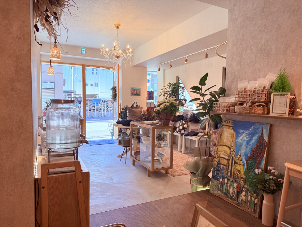 2025年11月21日にオープンしたカフェ×雑貨×レンタルスペースの複合型店舗「Fika Bloom in」の店内の様子