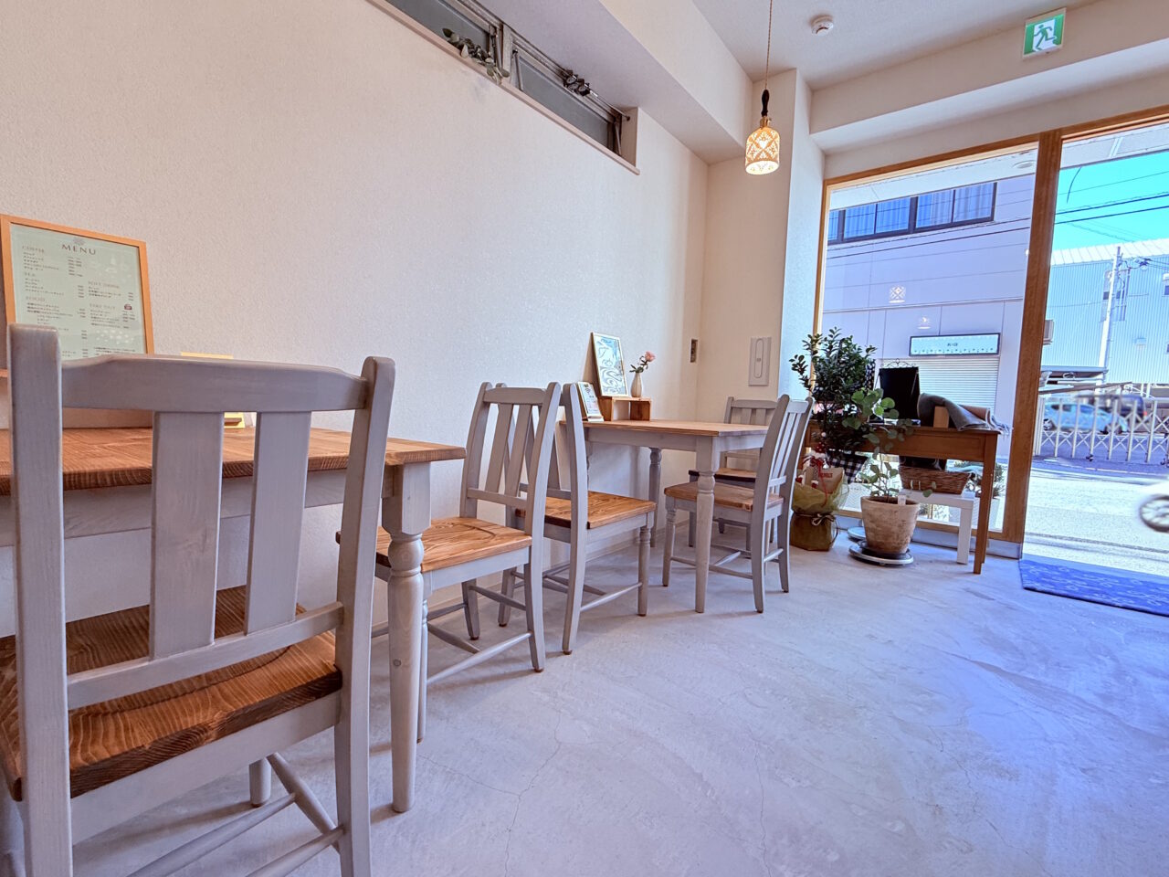 2025年11月21日にオープンしたカフェ×雑貨×レンタルスペースの複合型店舗「Fika Bloom in」の店内の様子