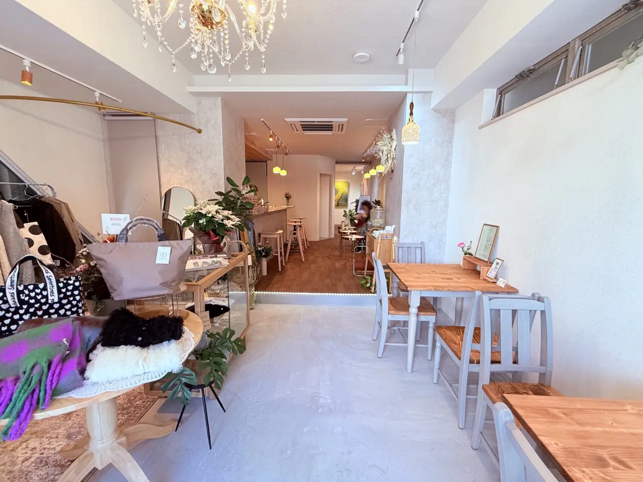 2025年11月21日にオープンしたカフェ×雑貨×レンタルスペースの複合型店舗「Fika Bloom in」の店内の様子