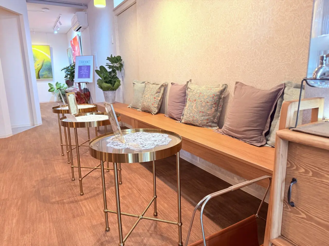 2025年11月21日にオープンしたカフェ×雑貨×レンタルスペースの複合型店舗「Fika Bloom in」の店内の様子