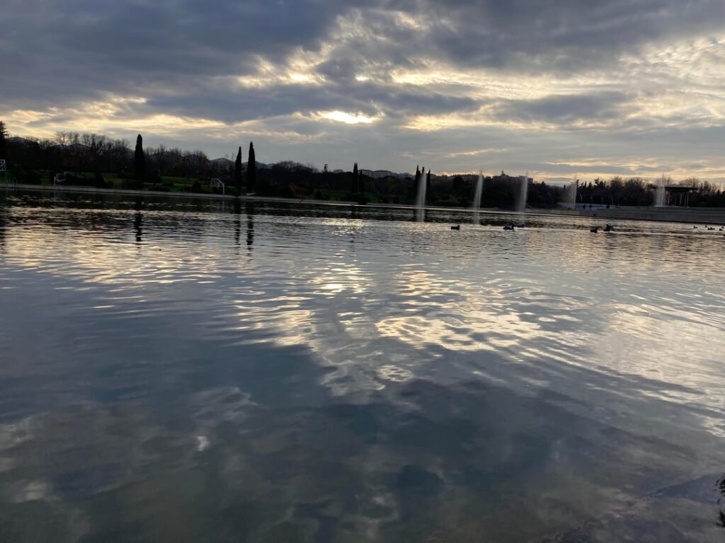 マドリードのプラドロンゴ公園を散歩