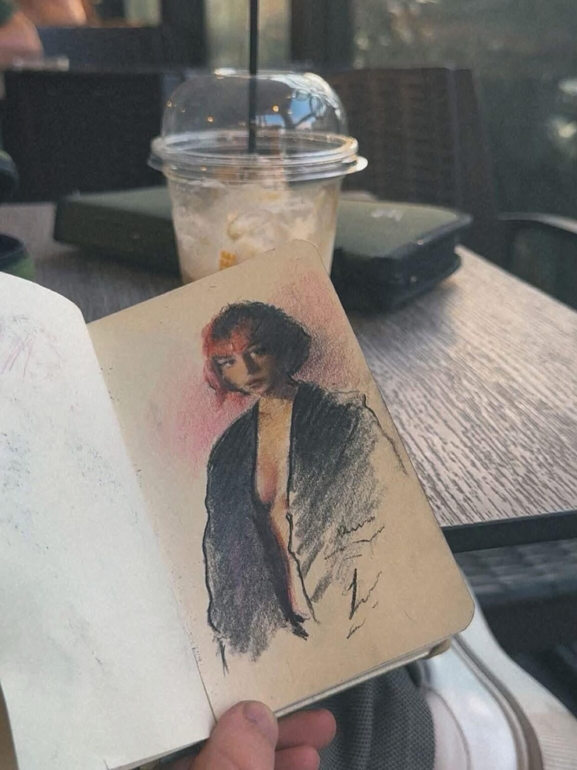 コーヒーアイランドサイでスケッチ