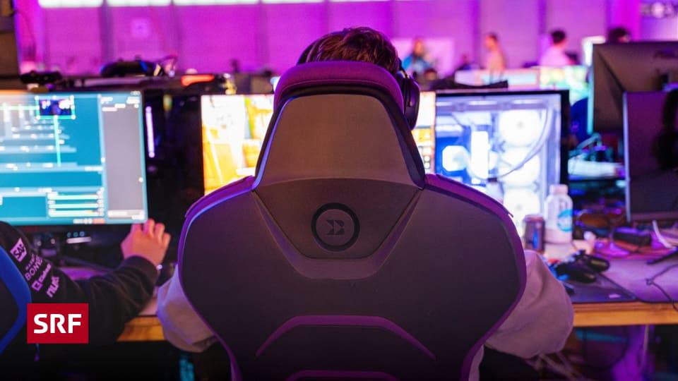 レポーターのミシェル・リュエディは、通常、家で一人で平和に静かに遊んでいます。 SwitzerLAN では、PC と寝袋を持参した 2,000 人の人々に会いました。 72時間、彼らはゲームをしたり、笑ったり、少し眠ったりします。時にはテーブルの下にも。