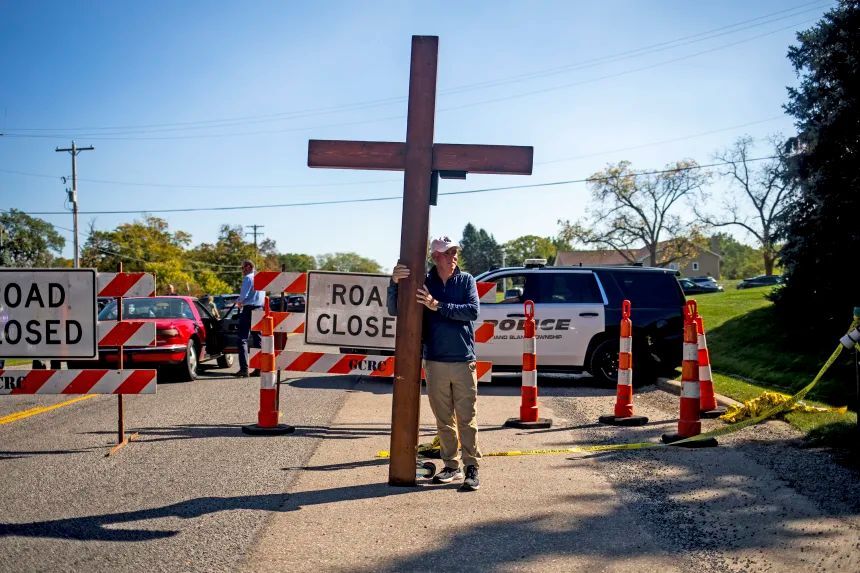9月29日、末日聖徒イエス・キリスト教会の会衆を狙った襲撃事件が発生したミシガン州グランドブランの現場近くで/Emily Elconin/Getty Images