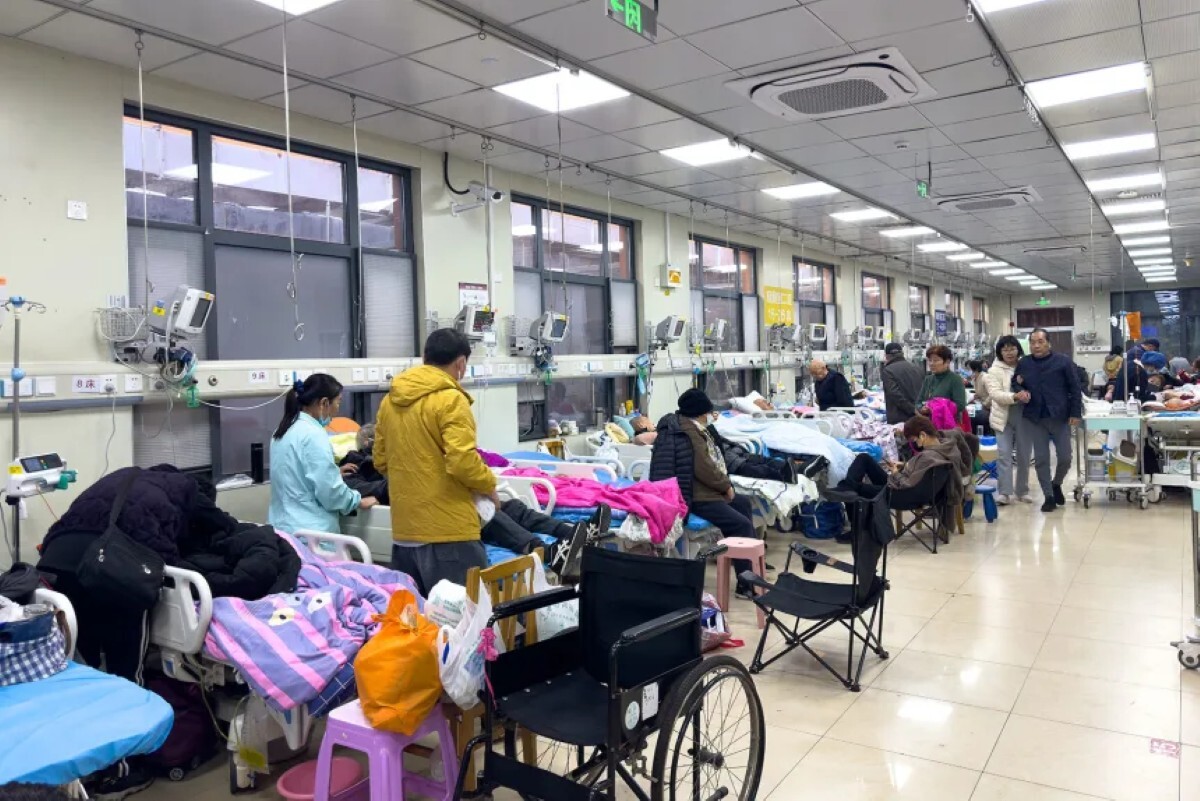 中国・上海で冬のインフルエンザシーズン中に治療を受ける患者たち=12月4日/Visual China Group/Getty Images