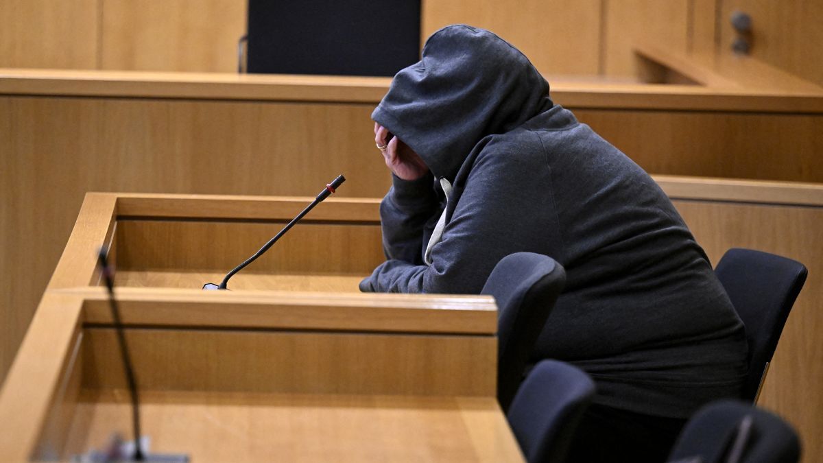 ドイツの地方裁判所に出廷した被告＝19日/Roberto Pfeil/AFP/Getty Images